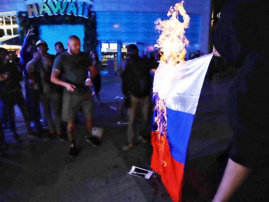 Раздали листовки и сожгли флаг РФ: в Одессе пикетировали выступление певицы-фанатки Путина