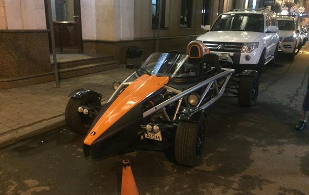 Редкий спорткар запечатлели на украинских дорогах