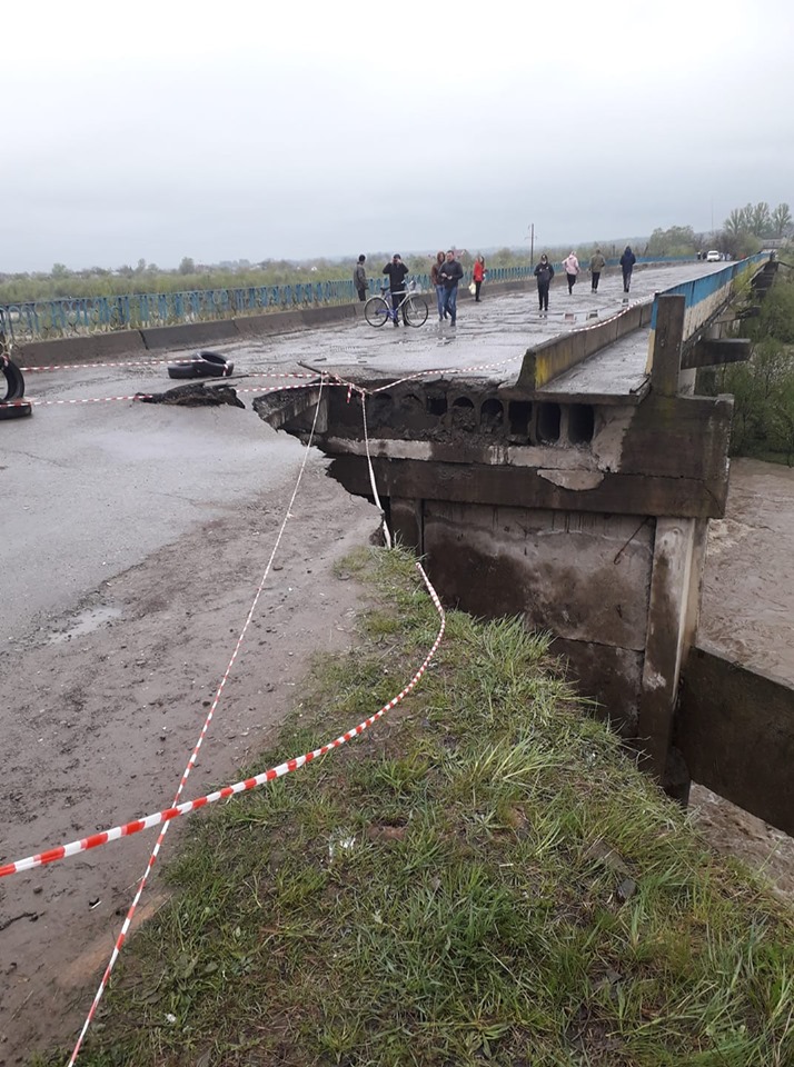 Реки вышли из берегов: жители Прикарпатья передвигаются по улицам на лодках (фото)