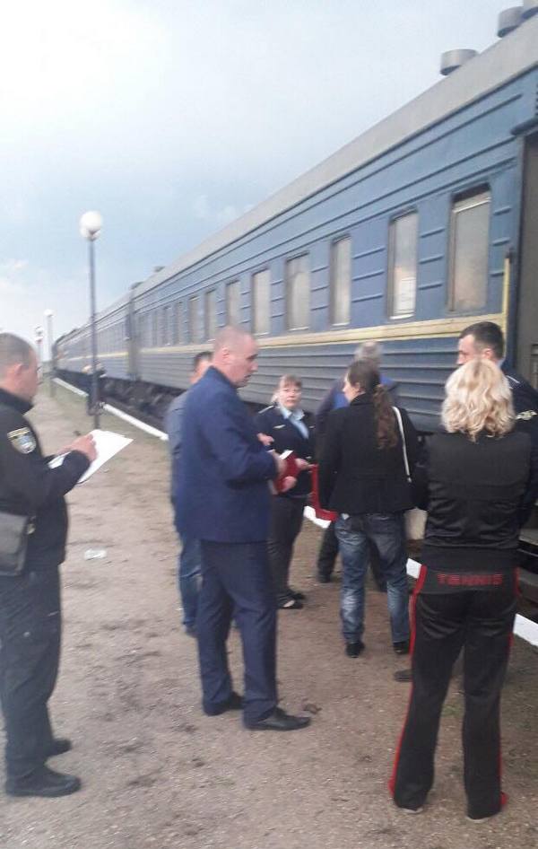 Резня в поезде Харьков — Херсон: первую помощь раненым оказывали пассажиры (фото)