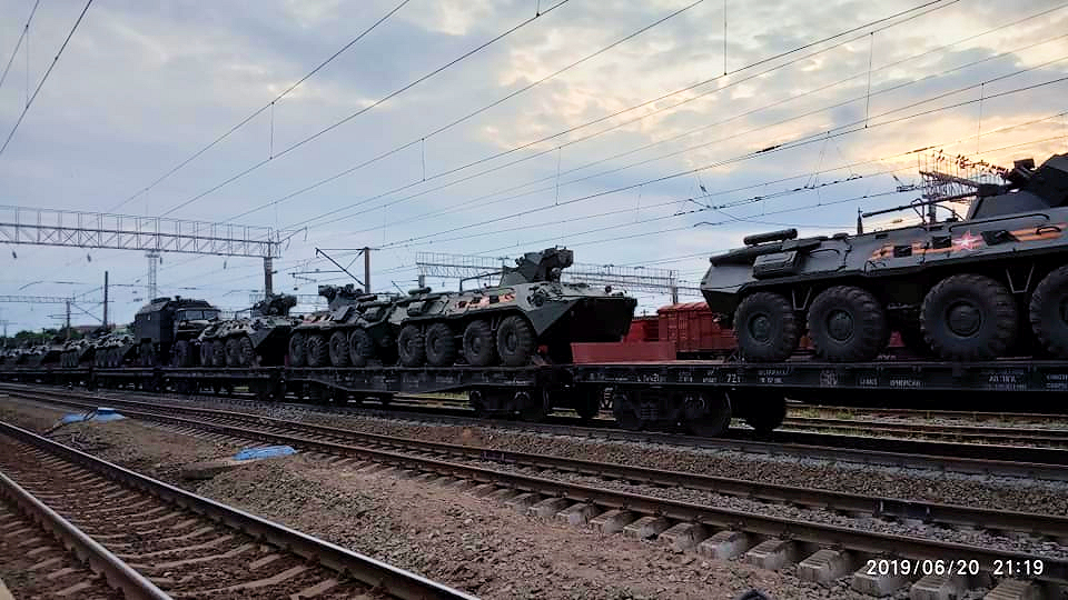 Россия перебрасывает в Беларусь «Искандеры» и сотни военных: что происходит (фото)