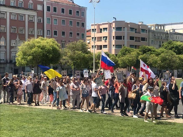 Россияне прошлись по улицам Лиссабона с флагами ЛДНР