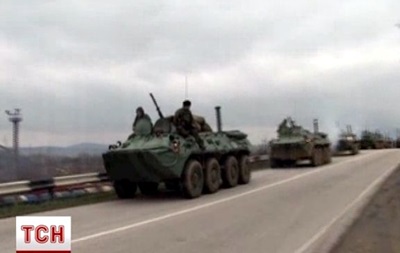 Российские БТР движутся в сторону Симферополя