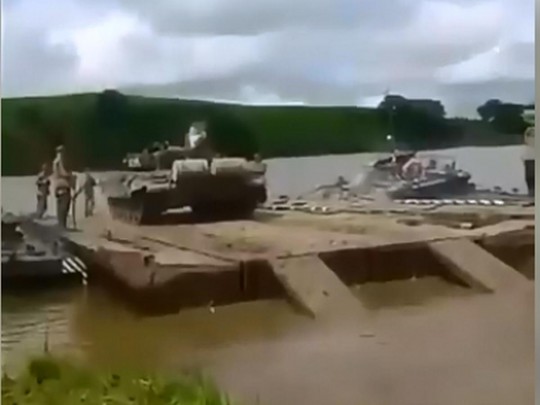Российские военные эпично утопили танк: сеть позабавило видео