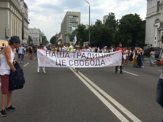С перекрытыми дорогами и под охраной силовиков: в Киеве прошел Марш равенства (фото, видео)