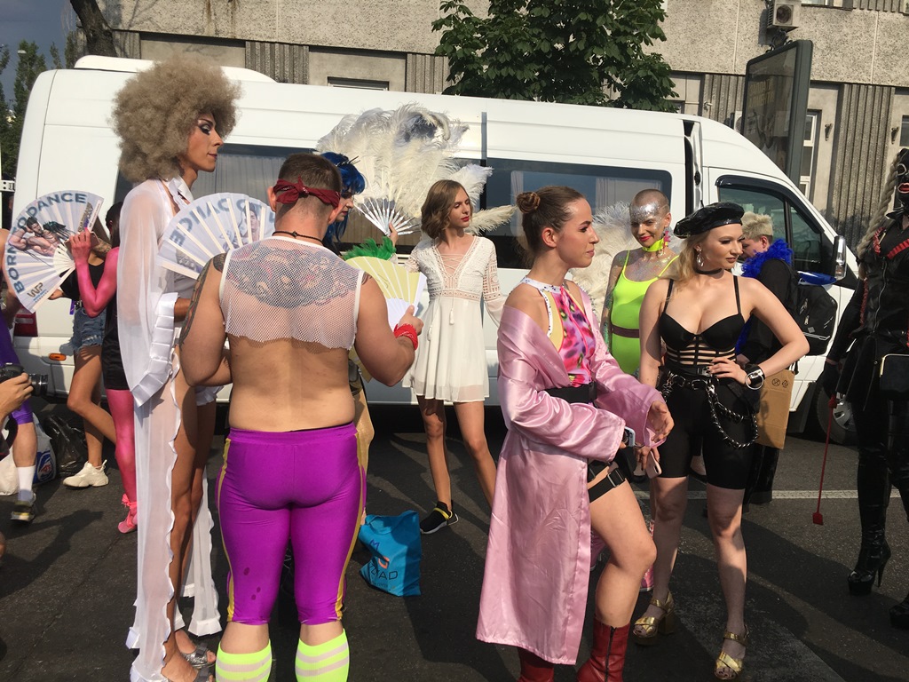 С перекрытыми дорогами и под охраной силовиков: в Киеве прошел Марш равенства (фото, видео)