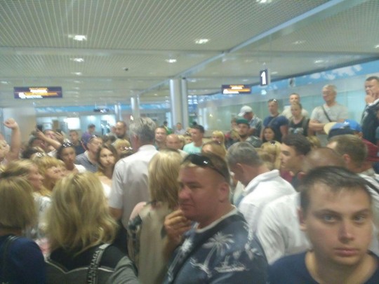 Самолет Шарм-эль-Шейх — Харьков экстренно сел в Борисполе: багаж пассажирам не выдают (видео)