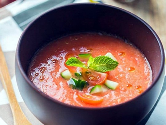 Самый вкусный летний суп: быстрый рецепт от известной телеведущей