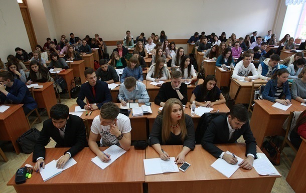 Сегодня абитуриенты сдают ВНО по украинскому языку и литературе
