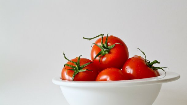 Селекция испортила вкус современных помидоров: как это может исправить ГМО