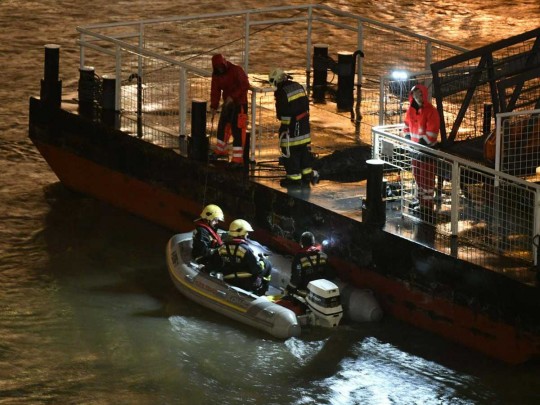 Семь человек погибли и десятки пропали без вести при крушении судна в Будапеште (фото)