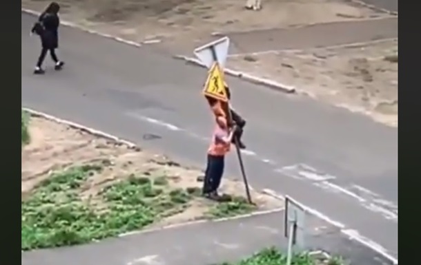 Сеть позабавило видео установки дорожного знака