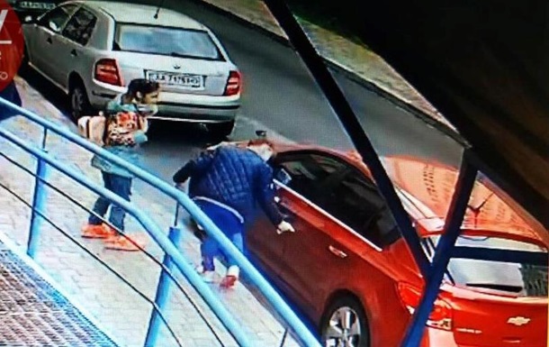 Школьницы повредили в Киеве десяток авто