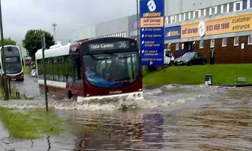 Шотландия ушла под воду: проливные дожди затопили города и дороги (видео)