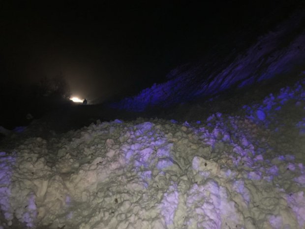 Снежная лавина заблокировала трассу на Закарпатье