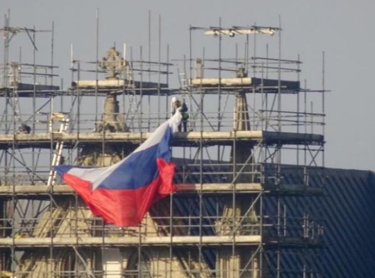 Снова взялись за дело: сеть возмутило появление флага России на Солсберийском соборе