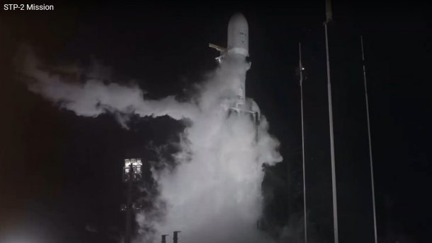 SpaceX успешно запустила ракету Falcon Heavy с останкам 152 человек на борту: видео