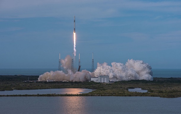 SpaceX запустил Falcon 9 с десятью спутниками