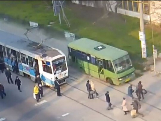 Спасло чудо: в Каменском маршрутка без тормозов на бешеной скорости едва не влетела в толпу людей (видео)