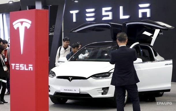 Tesla сократила продажи электромобилей на треть