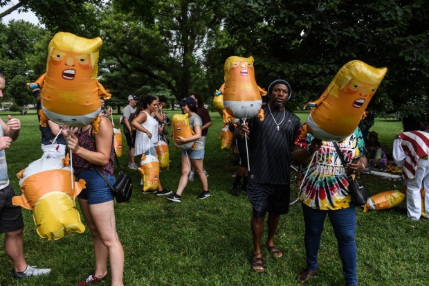 Трампа изобразили злым ребенком: под Белым домом митинговали против президента (фото и видео)