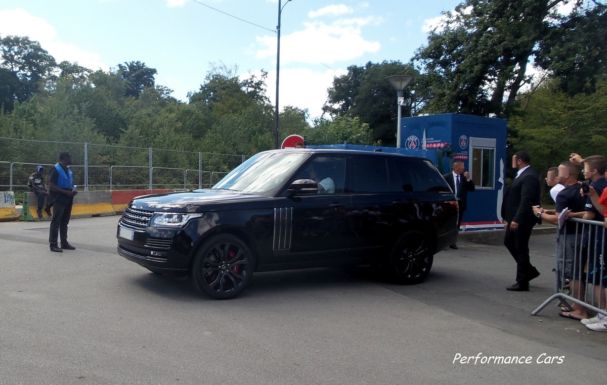 У форварда «ПСЖ» Кавани угнали дорогое авто (фото)