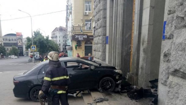 У Харківську мерію врізався автомобіль: фото