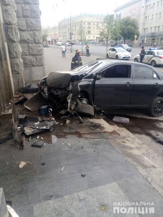 У Харківську мерію врізався автомобіль: фото