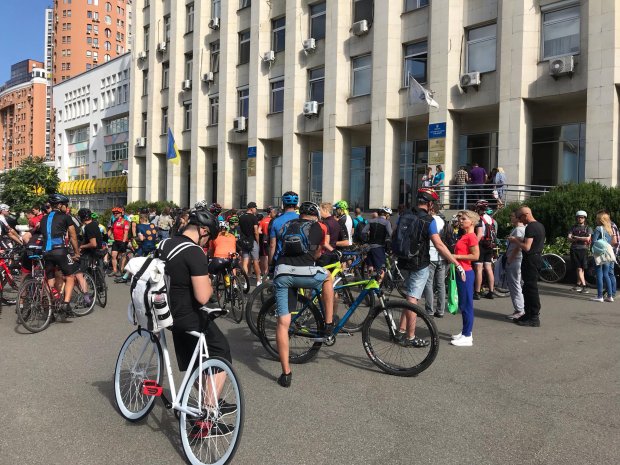 У Києві велосипедисти вийшли на протест через скандал з чемпіонкою Ганною Соловей: фото