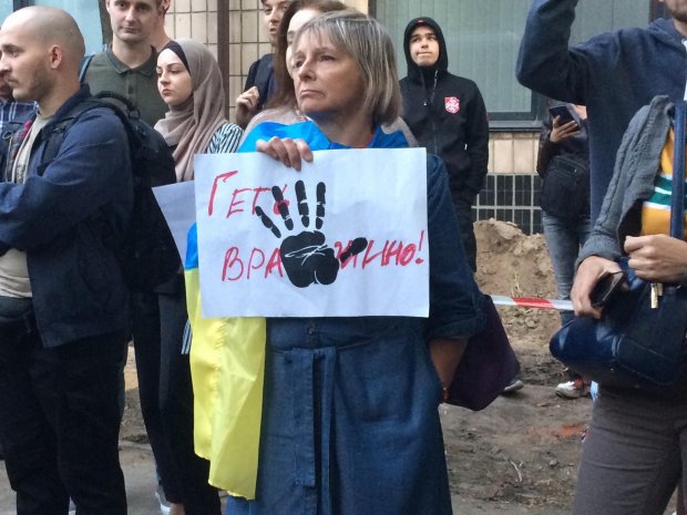 У Києві влаштували пікет під телеканалом NewsOne через телеміст з Росією: фото