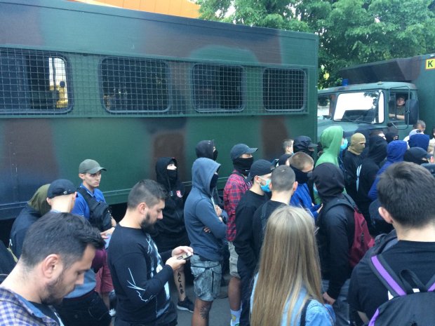 У Києві влаштували пікет під телеканалом NewsOne через телеміст з Росією: фото