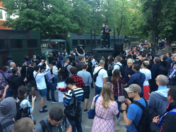 У Києві влаштували пікет під телеканалом NewsOne через телеміст з Росією: фото