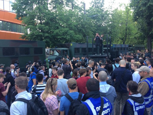 У Києві влаштували пікет під телеканалом NewsOne через телеміст з Росією: фото