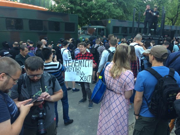 У Києві влаштували пікет під телеканалом NewsOne через телеміст з Росією: фото