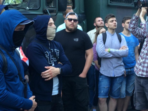У Києві влаштували пікет під телеканалом NewsOne через телеміст з Росією: фото
