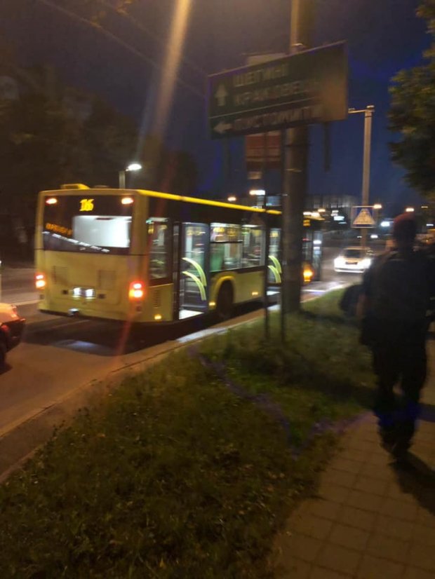 У Львові 19-річний хлопець вчинив стрілянину в маршрутці: фото та відео