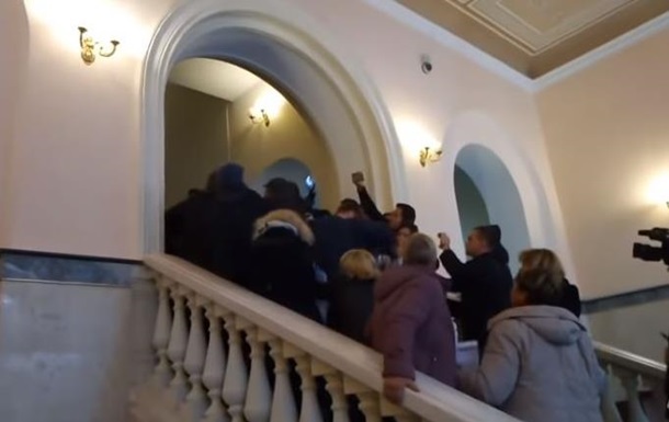 У Минздрава прекратили двухмесячный пикет семьи тяжелобольных