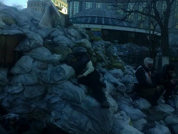 У одного из входов метро Крещатик находятся тела двух погибших