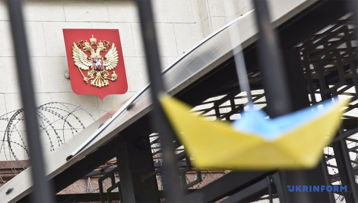 У стен посольства РФ в Украине устроили похороны: фото с места событий