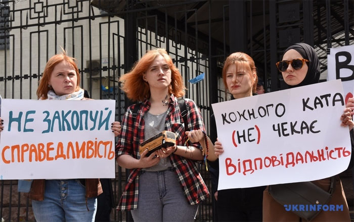 У стен посольства РФ в Украине устроили похороны: фото с места событий