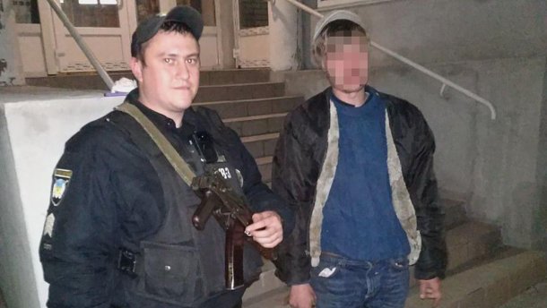 У Запоріжжі крадій сховався від поліцейських у холодильнику: фото
