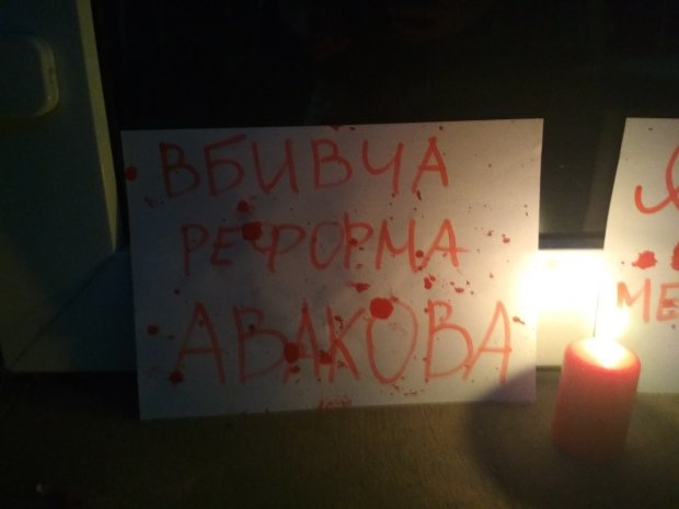 Убийство мальчика полицейскими: из-под МВД убрали игрушки и зарисовали надпись убийцы – фото