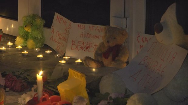 Убийство мальчика полицейскими: из-под МВД убрали игрушки и зарисовали надпись убийцы – фото