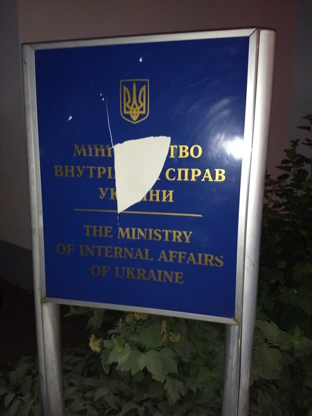Убийство мальчика полицейскими: из-под МВД убрали игрушки и зарисовали надпись убийцы – фото