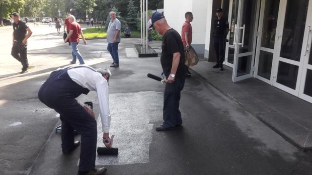 Убийство мальчика полицейскими: из-под МВД убрали игрушки и зарисовали надпись убийцы – фото