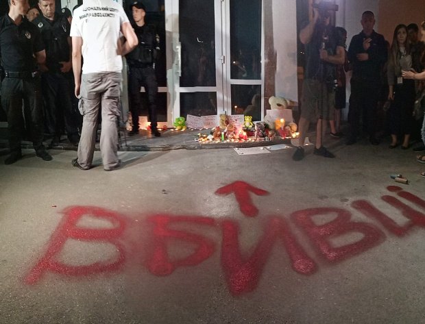Убийство мальчика полицейскими: из-под МВД убрали игрушки и зарисовали надпись убийцы – фото