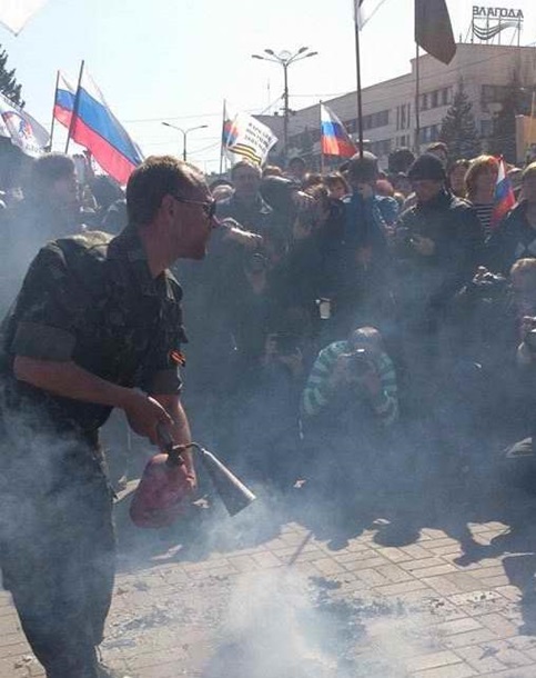 Участники пророссийского митинга в Донецке сожгли чучело Бандеры