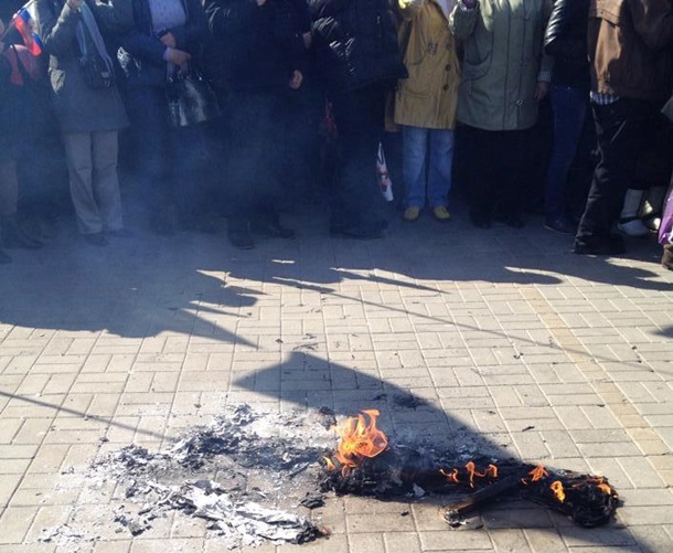 Участники пророссийского митинга в Донецке сожгли чучело Бандеры