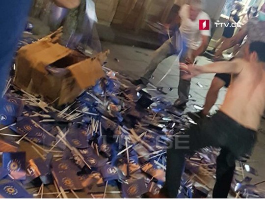 Участники протестов в Грузии разгромили офис правящей партии и начали строить баррикады (видео)