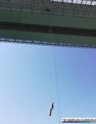 Учения и отсутствие туристов: в сети появились свежие фото Крымского моста